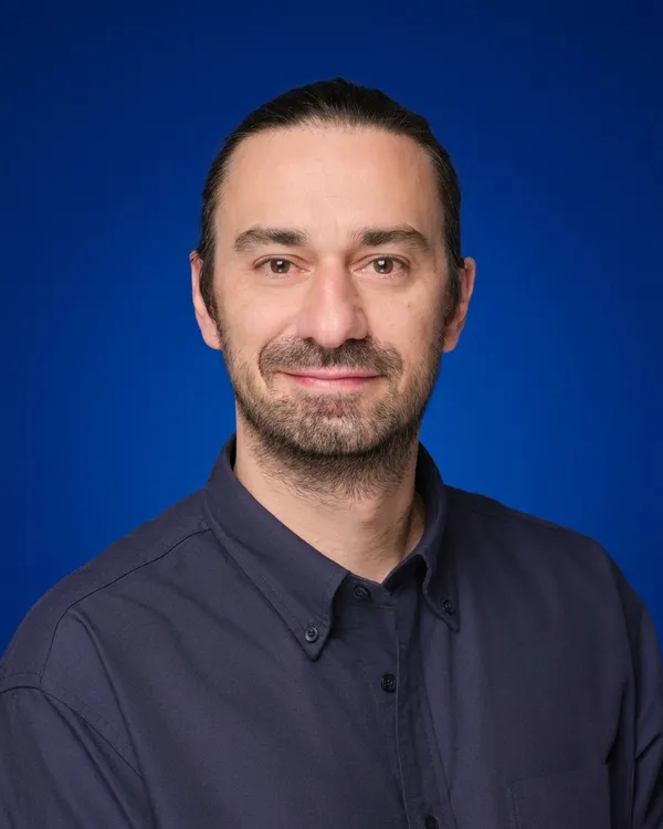 Arnaud Angelov, fondateur de Neolov, studio d'automatisation No-code et IA à Paris